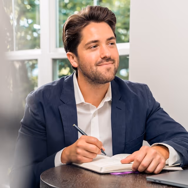 Ondernemer werkt aan de administratie achter een laptop