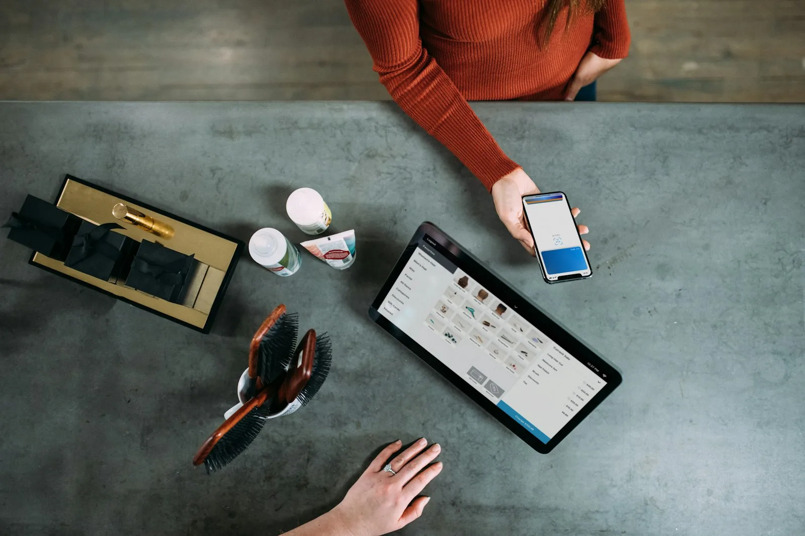 Clubeigenaar regelt de incasso-overstap op een laptop