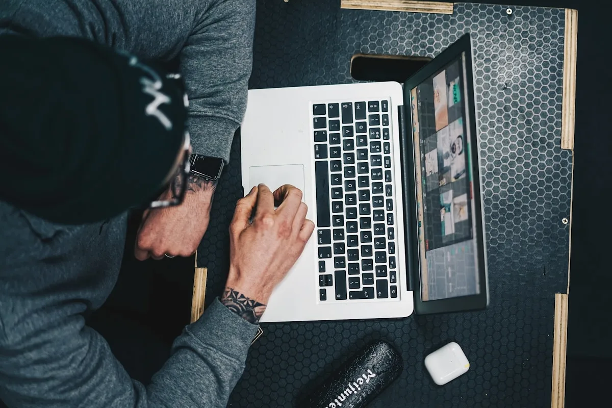 Overzicht van transactiekosten op een laptop