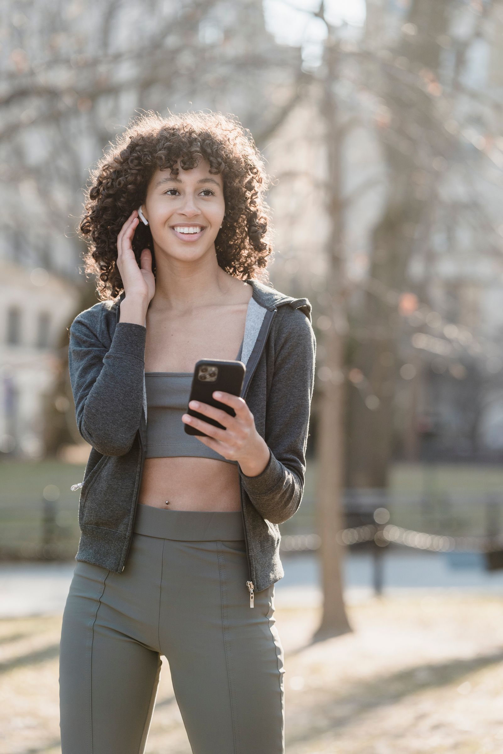 Een sporter met haar telefoon, buiten