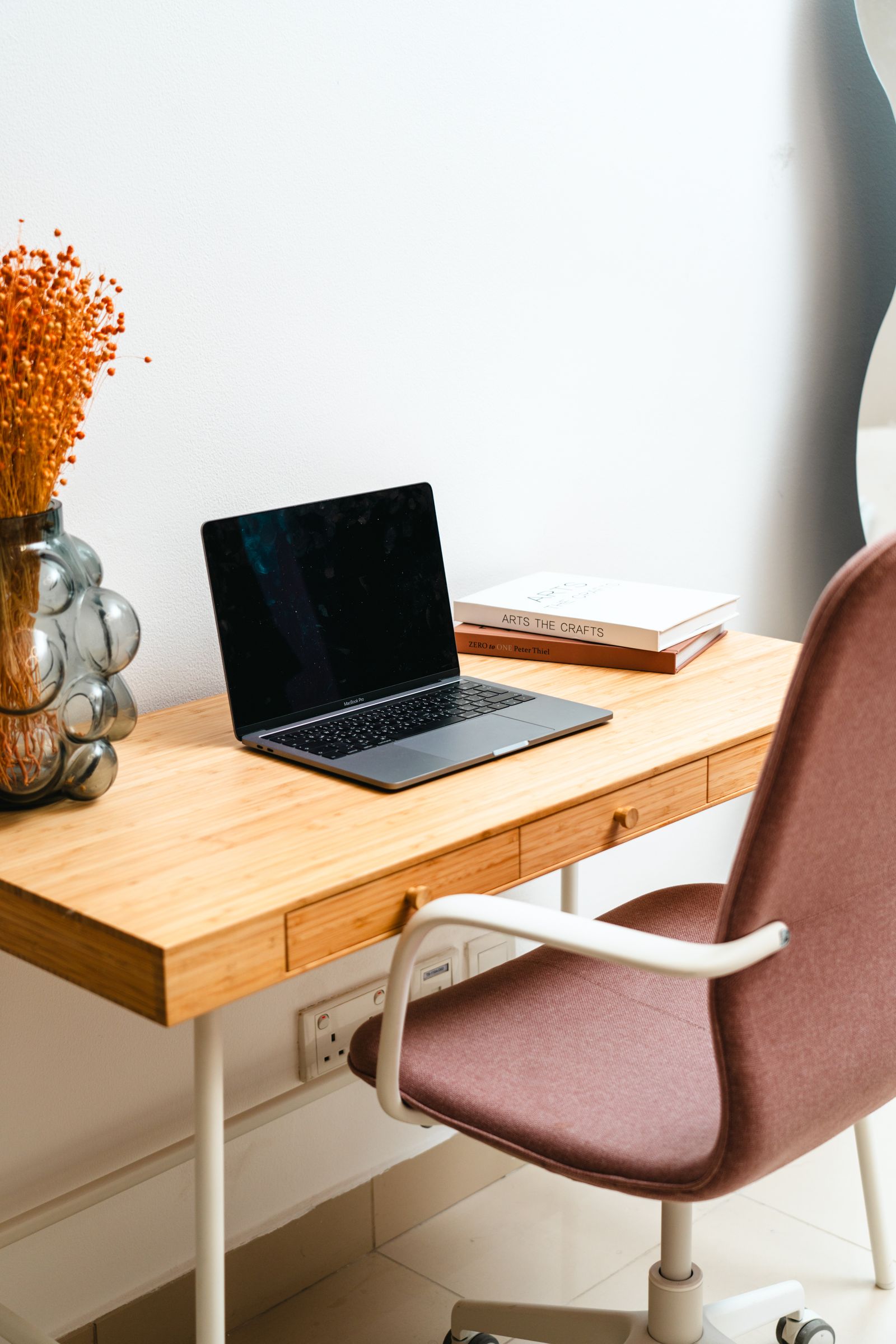 Een opgeruimd bureau met laptop