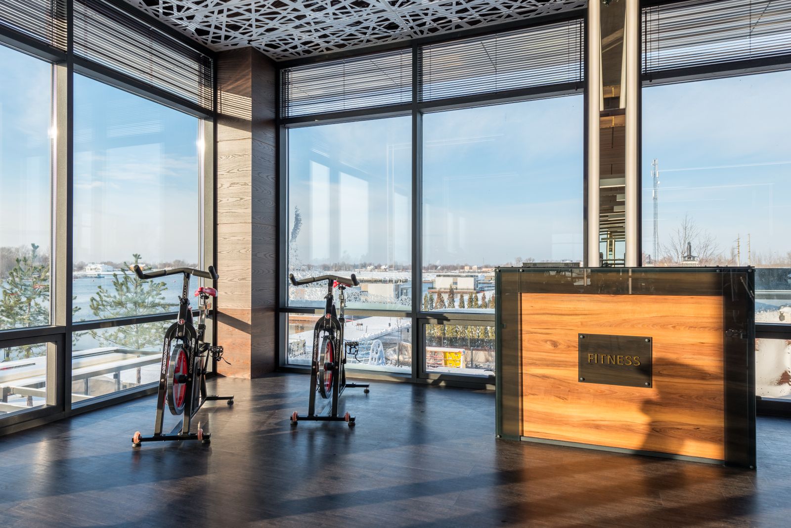 Een lichte fitnessruimte met spinbikes