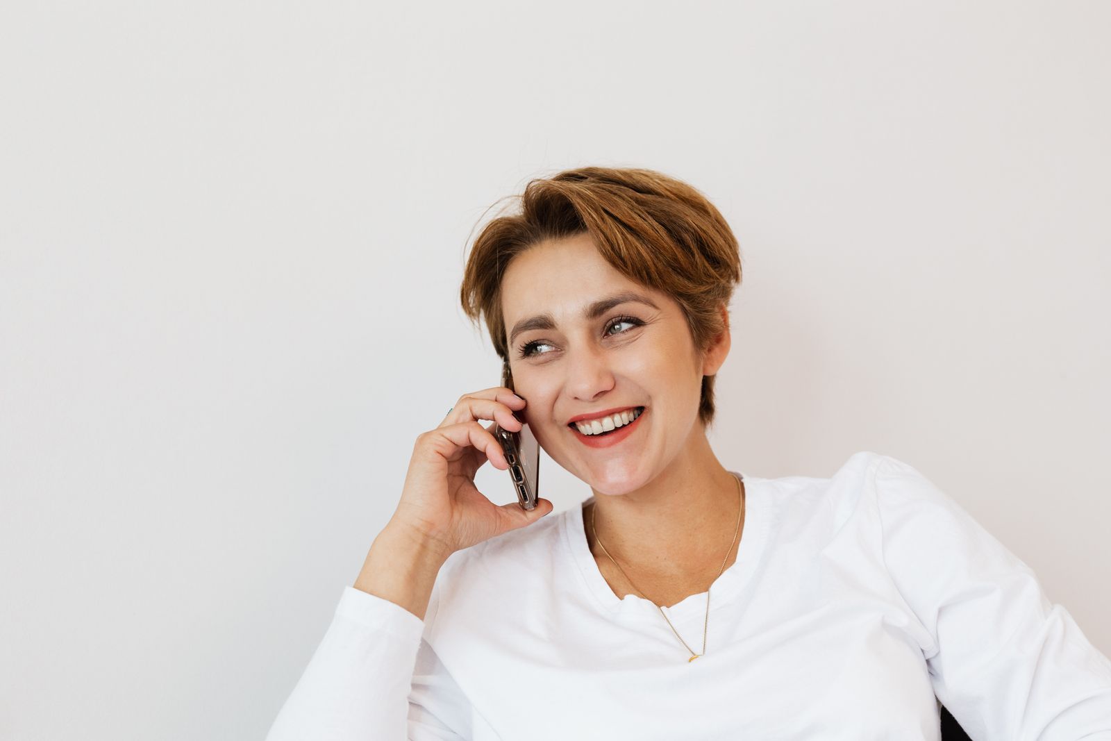 Iemand die haar telefoon gebruikt