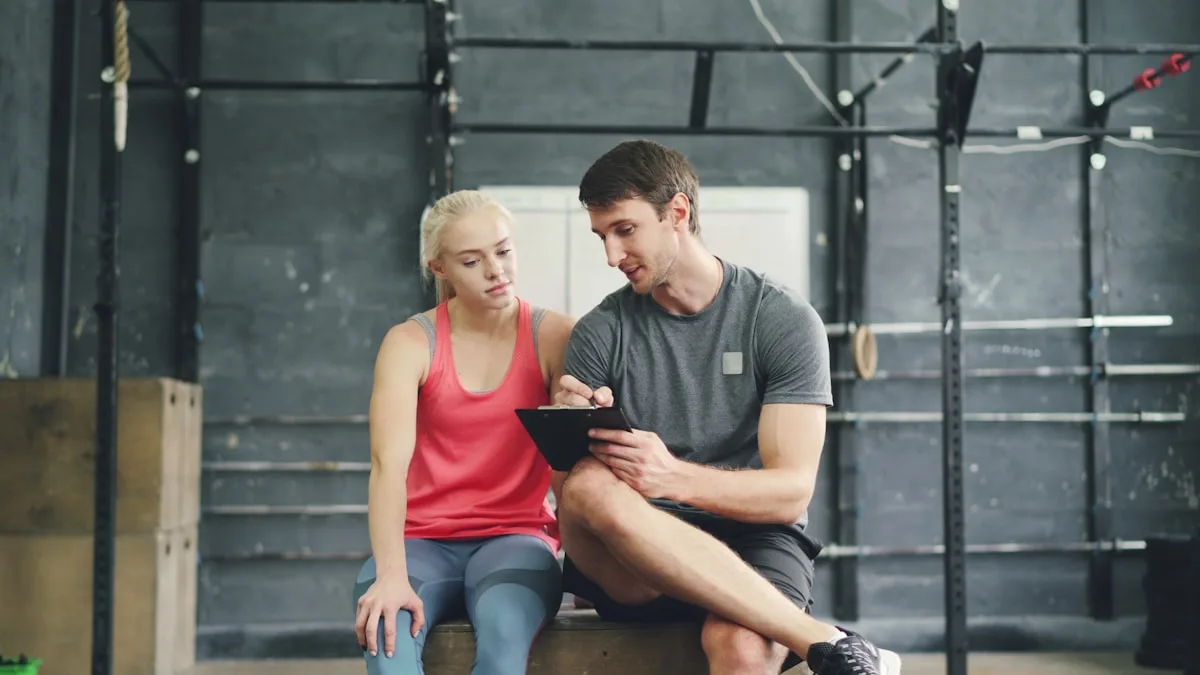 Een coach neemt een planning door met een klant in de gym