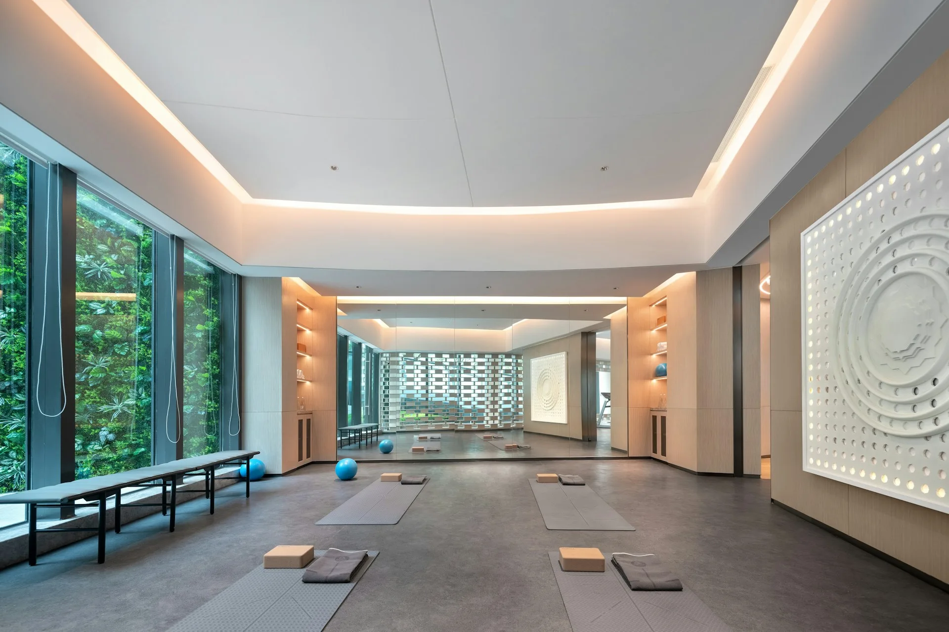 Een rustige yogastudio met matten
