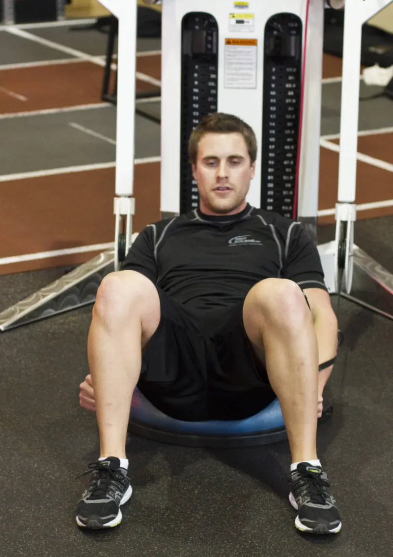 Cable crunch op een Bosu-bal