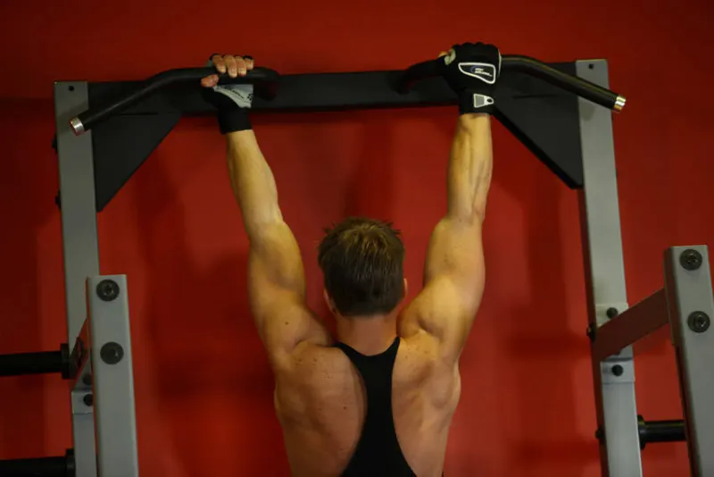 Chin-up met gemengde grip