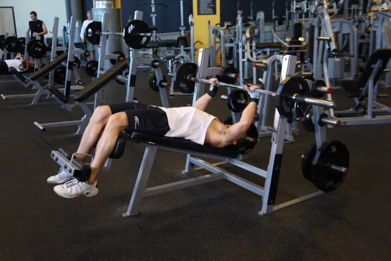 Decline bankdrukken met barbell, beginpositie