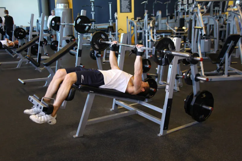 Decline bankdrukken met barbell, eindpositie