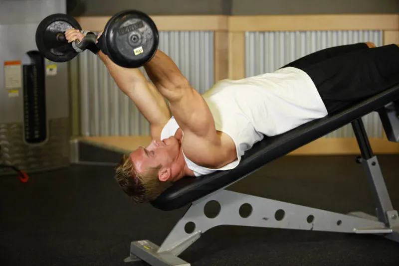 Decline triceps extension met EZ-bar, beginpositie