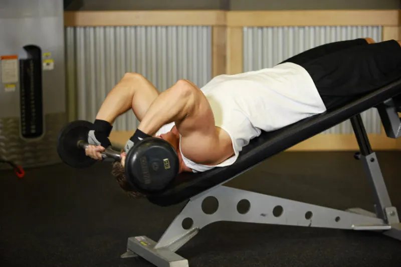 Decline triceps extension met EZ-bar, eindpositie
