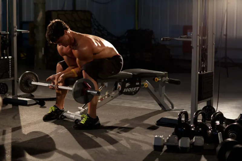 Finger curls met barbell