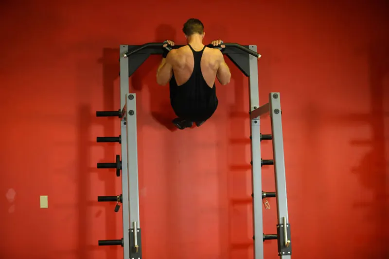 Gorilla chin-up met knie-optrek, eindpositie