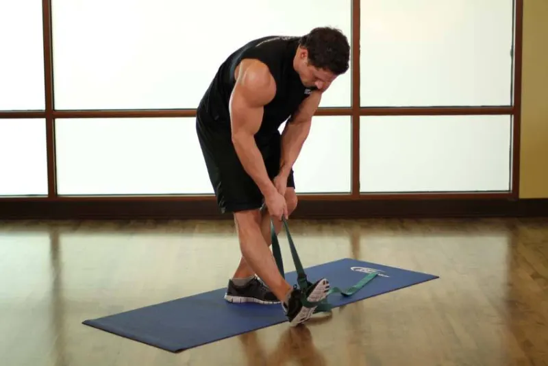 Hamstring- en kuitstretch staand met riem