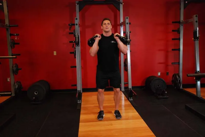 Kettlebell jerk met twee kettlebells, eindpositie