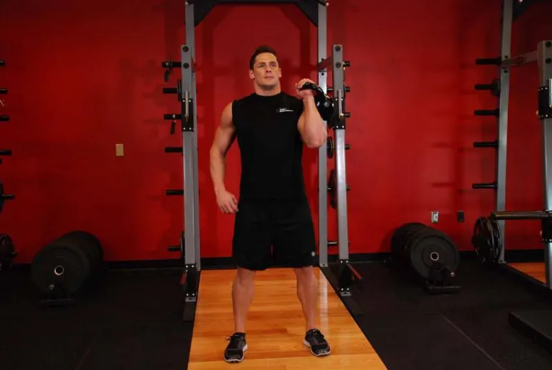 Kettlebell press schuin omhoog met één arm, beginpositie