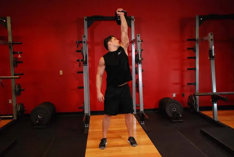 Kettlebell press schuin omhoog met één arm, eindpositie