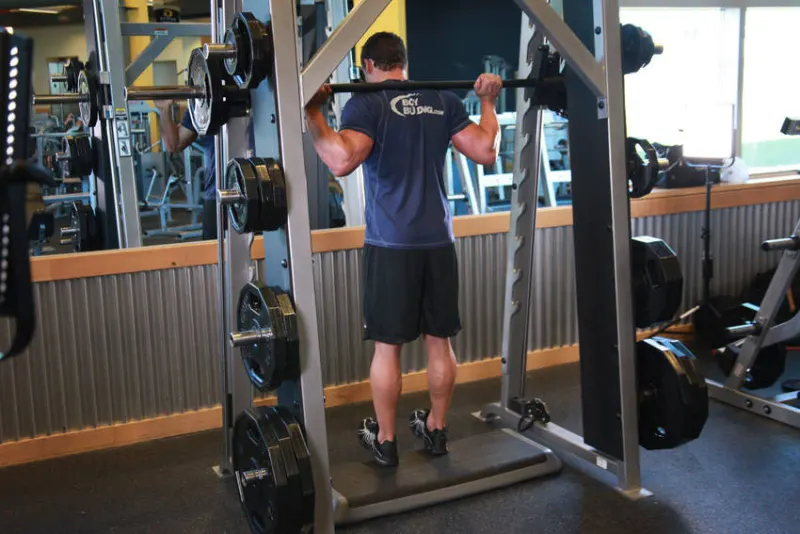 Kuitheffen in de Smith machine met platform