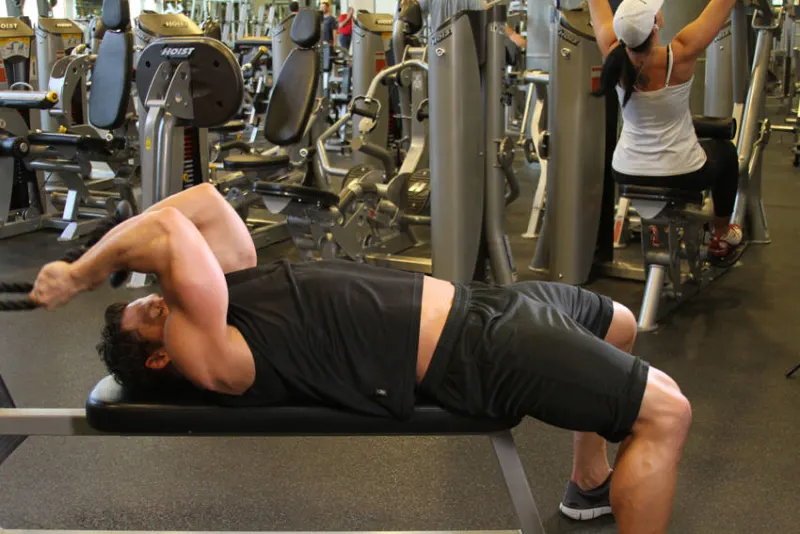 Liggende triceps extensie met touw aan de lage kabel, beginpositie