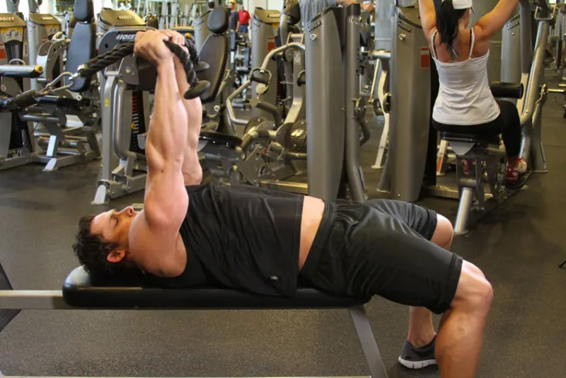 Liggende triceps extensie met touw aan de lage kabel, eindpositie