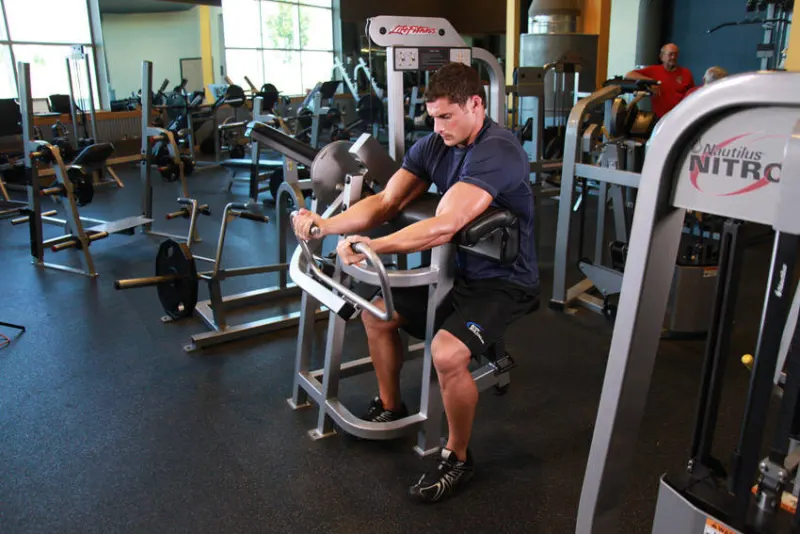 Preacher curl aan de machine, beginpositie
