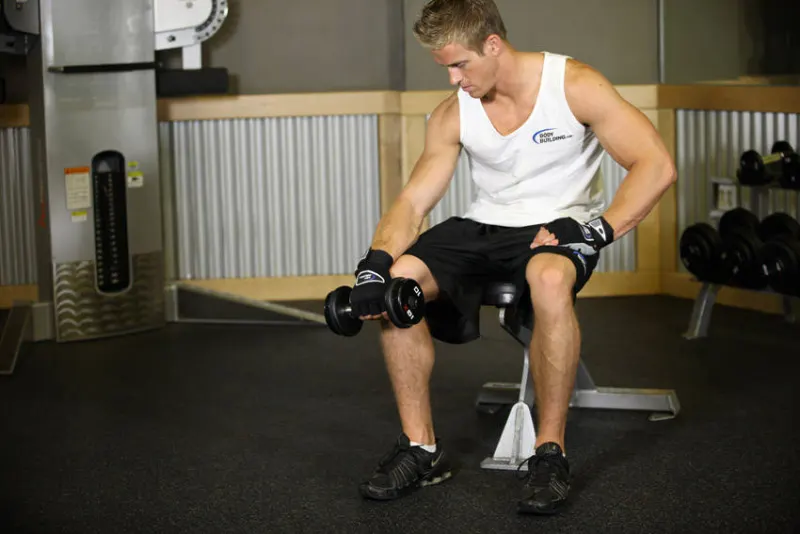 Reverse wrist curl zittend met een dumbbell