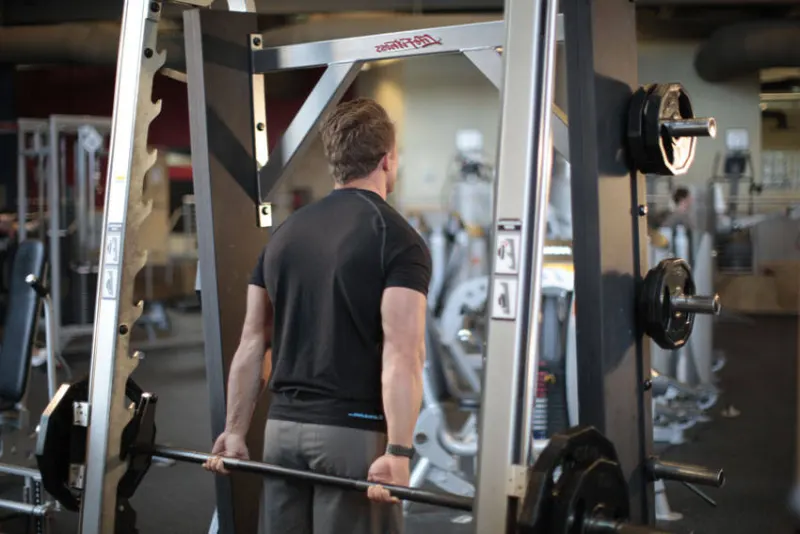 Shrugs achter je rug in de Smith machine