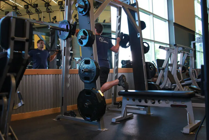 Split squat in de Smith machine met voet op bank, beginpositie