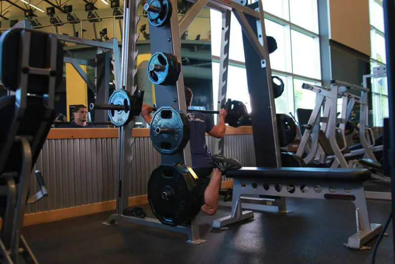 Split squat in de Smith machine met voet op bank, eindpositie