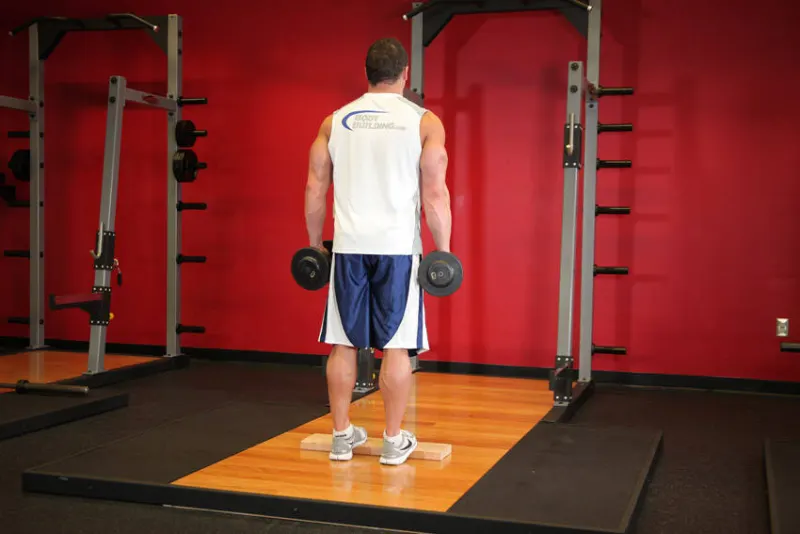 Staand kuitheffen met dumbbells