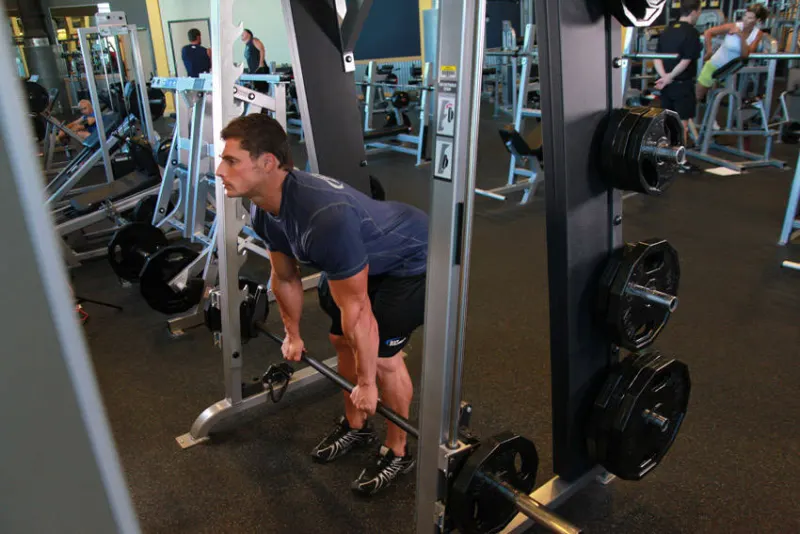 Stiff-legged deadlift in de Smith machine