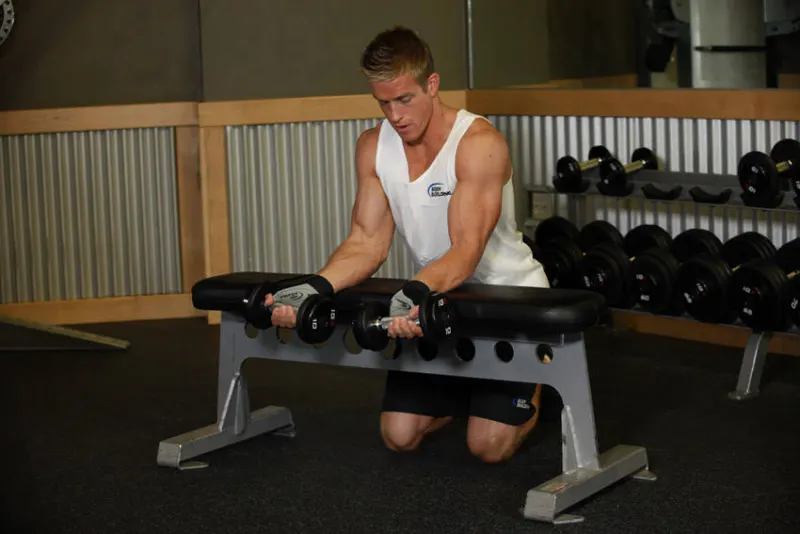 Wrist curl met dumbbells op een bank