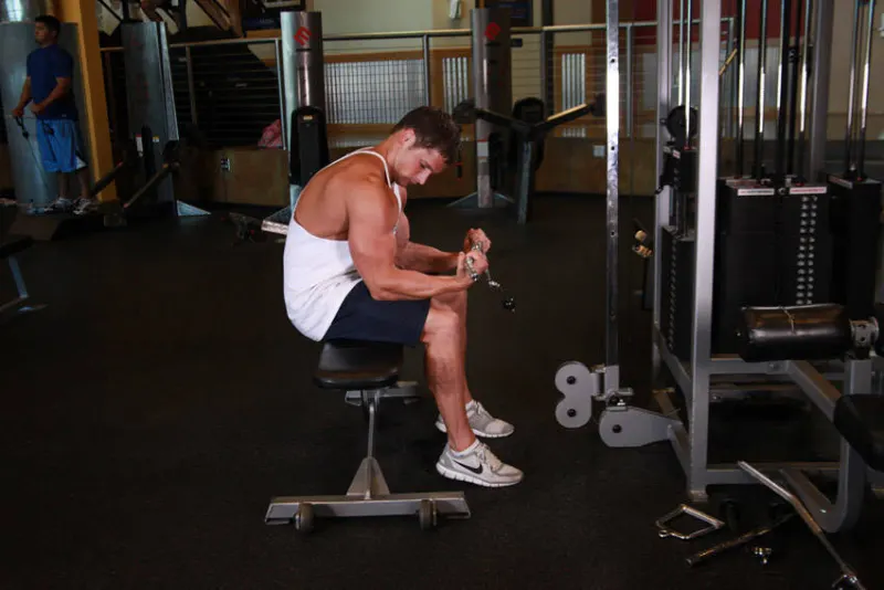 Wrist curl zittend aan de lage kabel, eindpositie
