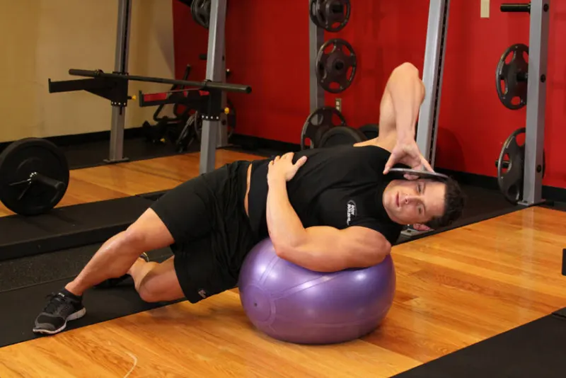 Zijwaartse buiging op een fitnessbal